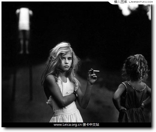 3.《Cany Cigarrette》by Sally Mann；黑白摄影能够大幅突出画面的故事性，摒弃时间与色彩的干扰
